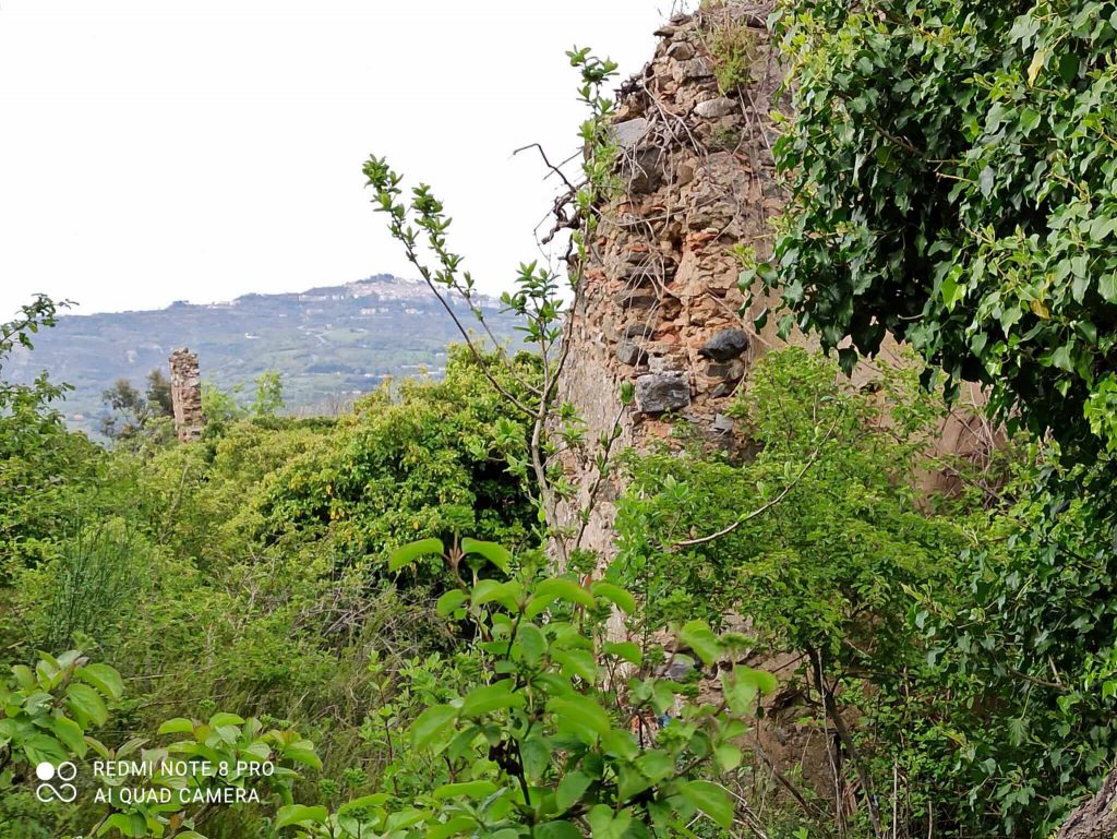 Ruderi con Chiaromonte sullo sfondo